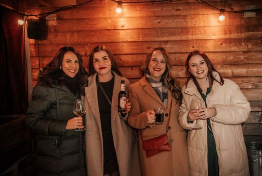 Gruppe von vier Frauen bei weihnachtlichem Ambiente