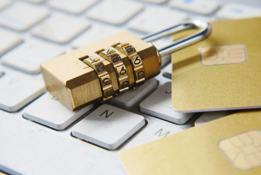 Symbolic image for cybersecurity: A padlock on a keyboard stands for data protection and the protection of personal data in the digital world.