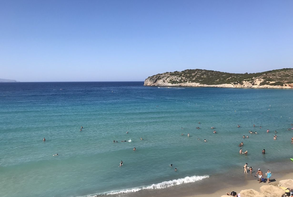 Strand mit blauem Meer, Sicht zum Horizont