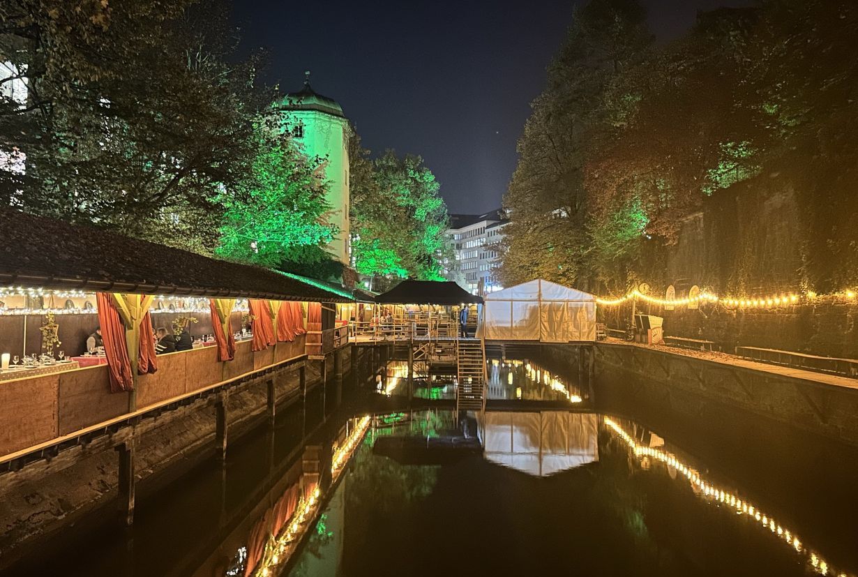 Blick aufs Wasser mit Lichterketten und Holzsteg