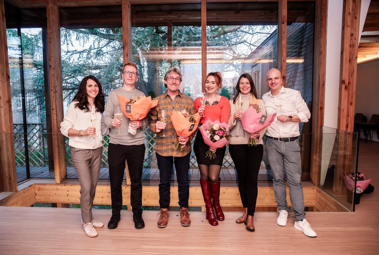 Gruppenbild mit Denise, Pete, Dominik, Katharina, Chris; sie halten Blumen und Sektgläser und lächeln in die Kamera